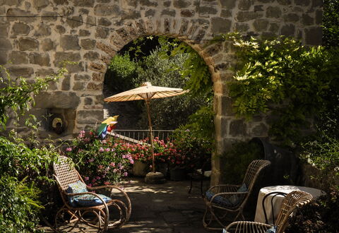 Agriturismo Arcera Apartments: Blumentopf, Möbel, Garten, Zimmerpflanze, Gartenmöbel, Stuhl, Flagstone, Hof, Tisch Im Freien