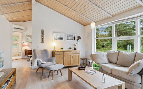 Angelika - 1.3Km from the Sea: Möbel, Interior Design, Couch, Flooring, Holz, Wohnzimmer, Fussboden, Decke, Holzboden, Zimmer