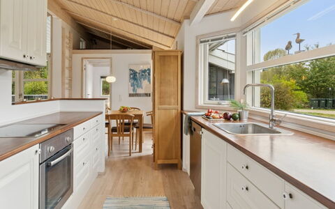 Angelika - 1.3Km from the Sea: Flooring, Countertop, Küche, Interior Design, Holz, Fussboden, Decke, Möbel, Cabinetry, Zuhause
