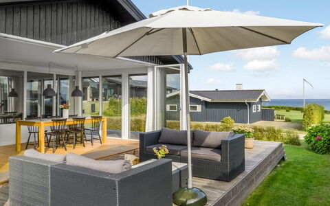 Hubertina - 75M from the Sea: Dach, Haus, Zuhause, Hütte, Tür, Abstellgleis, Deck, Veranda, Planke, Hartholz