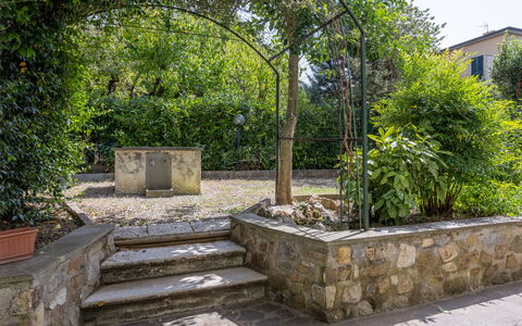 Casa Olivia With Garden And Wifi: Strauch, \Fels, Garten, Flagstone, Schatten, Steinwand, Landscaping, Hinterhof, Beton