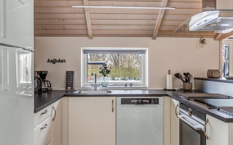 Gret - 700M from the Sea: Küchengerät, Küche, Interior Design, Countertop, Armatur, Major Appliance, Decke, Haushaltsgerät, Herd, Installation