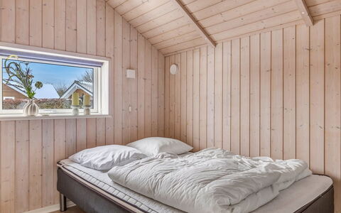 Gret - 700M from the Sea: Holz, Schlafzimmer, Bett, Bedding, Bettdecke, Bettrahmen, Hartholz, Planke, Holzbeize, Decke