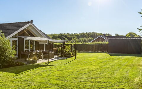 Gret - 700M from the Sea: Gras, Haus, Zuhause, Dach, Garten, Grundstueck, Hütte, Rasen, Schatten, Estate