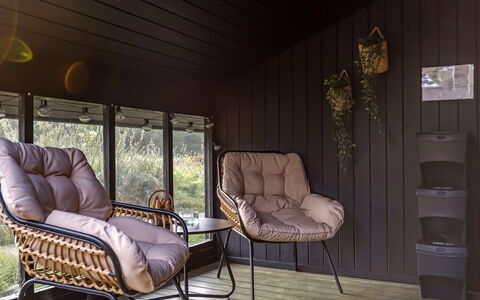 Tole - 2Km from the Sea: Möbel, Holz, Stuhl, Interior Design, Fussboden, Hartholz, Gartenmöbel, Holzboden, Holzbeize, Wohnzimmer
