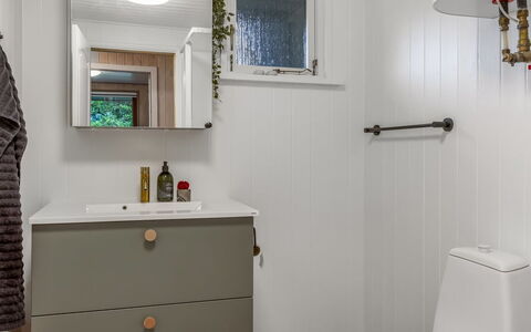 Tole - 2Km from the Sea: Flooring, Armatur, Badezimmer, Fussboden, Interior Design, Installation, Toilette, Badezimmerschrank, Cabinetry, Sinken