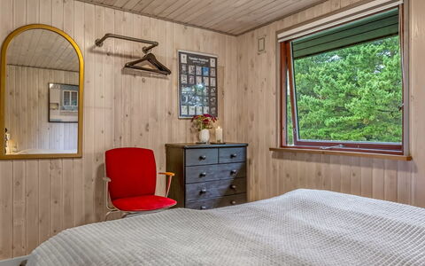 Tole - 2Km from the Sea: Schlafzimmer, Interior Design, Bett, Holz, Möbel, Flooring, Decke, Bettdecke, Fussboden, Zimmer