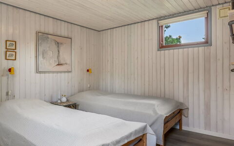 Tole - 2Km from the Sea: Holz, Flooring, Fussboden, Schlafzimmer, Decke, Interior Design, Holzboden, Bett, Hartholz, Tür