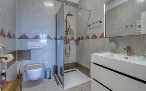 Design Jamar: Flooring, Fussboden, Interior Design, Armatur, Fliese, Decke, Zapfhahn, Verbundwerkstoff, Badezimmer, Installation