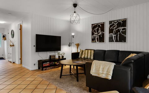 Ilsebet - 30Km from the Sea: Möbel, Interior Design, Wand, Flooring, Couch, Holz, Decke, Fussboden, Light Fixture, Wohnzimmer