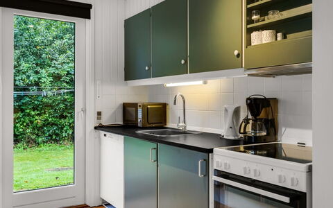 Ilsebet - 30Km from the Sea: Küchengerät, Küche, Major Appliance, Countertop, Interior Design, Holz, Flooring, Spüle, Möbel, Cabinetry