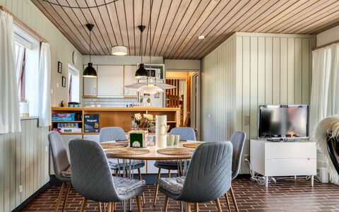 Enwald - 700M from the Sea: Möbel, Interior Design, Holz, Flooring, Decke, Stuhl, Küche & Esszimmer Tisch, Light Fixture, Tabelle, Esszimmer