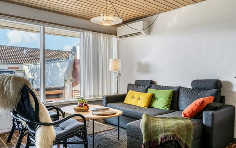 Enwald - 700M from the Sea: Möbel, Interior Design, Wand, Couch, Holz, Flooring, Wohnzimmer, Fussboden, Beleuchtung, Zimmer