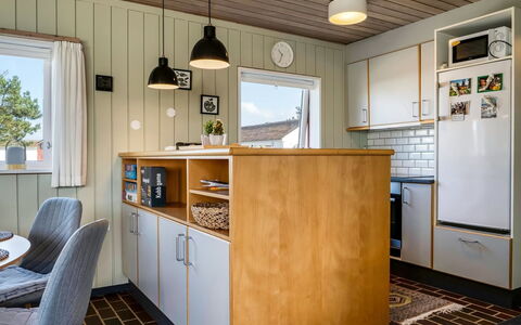 Enwald - 700M from the Sea: Holz, Interior Design, Möbel, Flooring, Küche, Decke, Countertop, Beleuchtung, Light Fixture, Fussboden