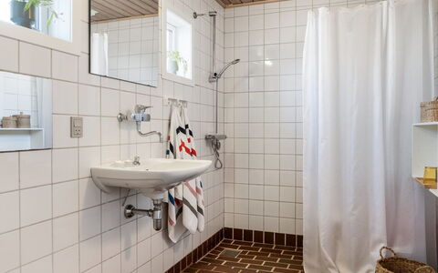 Enwald - 700M from the Sea: Wand, Flooring, Interior Design, Badezimmer, Armatur, Fussboden, Installation, Fliese, Zapfhahn, Sinken