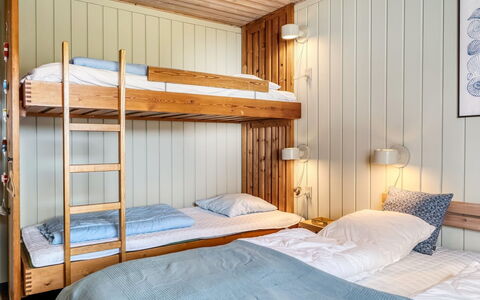 Enwald - 700M from the Sea: Bett, Schlafzimmer, Bettdecke, Bedding, Interior Design, Holz, Möbel, Etagenbett, Decke, Textil
