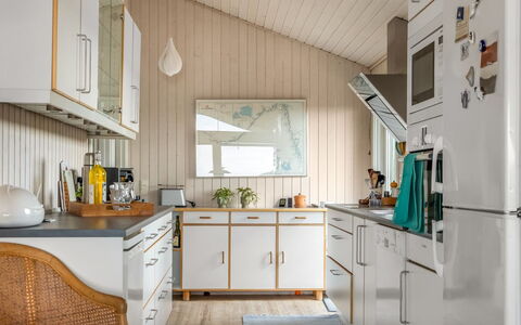 Myrna - 250M from the Sea: Küche, Countertop, Küchengerät, Interior Design, Major Appliance, Holz, Flooring, Cabinetry, Möbel, Haushaltsgerät