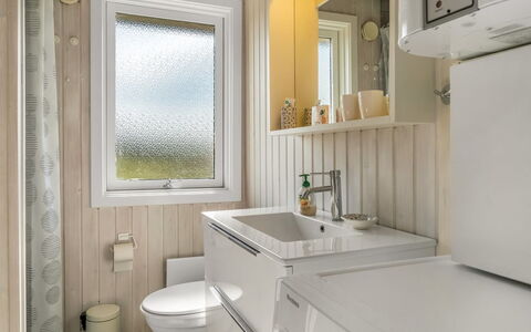 Myrna - 250M from the Sea: Armatur, Wand, Badezimmer, Sinken, Flooring, Interior Design, Holz, Bad Sink, Fussboden, Zapfhahn
