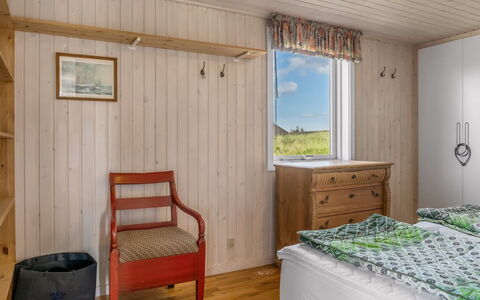 Myrna - 250M from the Sea: Schlafzimmer, Flooring, Holz, Bett, Fussboden, Interior Design, Möbel, Bettdecke, Decke, Bedding