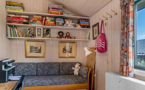 Myrna - 250M from the Sea: Holz, Möbel, Interior Design, Flooring, Fussboden, Zimmer, Decke, Couch, Holzbeize, Wohnzimmer