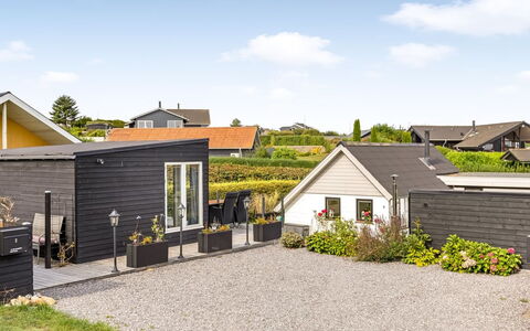 Arnia - 250M from the Sea: Hütte, Hinterhof, Garten, Gartenbauten, Schuppen, Abstellgleis, Gartenmöbel, Blockhaus, Outdoor Struktur, Hütte
