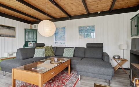 Joon - 100M from the Sea: Möbel, Interior Design, Holz, Flooring, Fussboden, Couch, Decke, Wohnzimmer, Holzboden, Zuhause