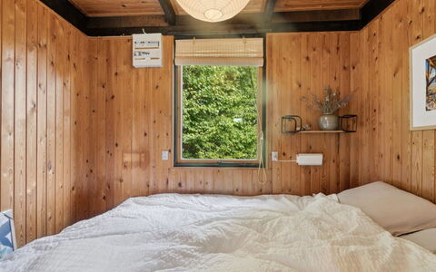 Joon - 100M from the Sea: Schlafzimmer, Holz, Interior Design, Bett, Flooring, Fussboden, Bettdecke, Bedding, Decke, Möbel