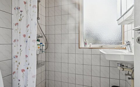 Joon - 100M from the Sea: Badezimmer, Wand, Armatur, Flooring, Interior Design, Fussboden, Installation, Sinken, Zapfhahn, Bad Sink