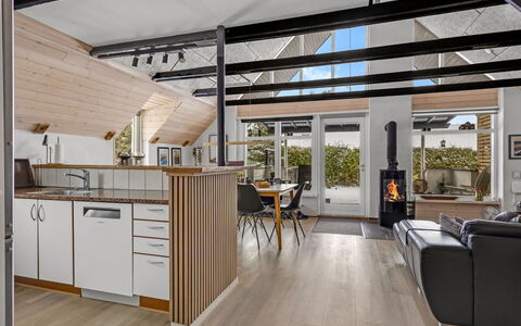 Milutin - 650M from the Sea: Flooring, Holz, Interior Design, Fussboden, Holzboden, Decke, Möbel, Beleuchtung, Küche, Laminatboden