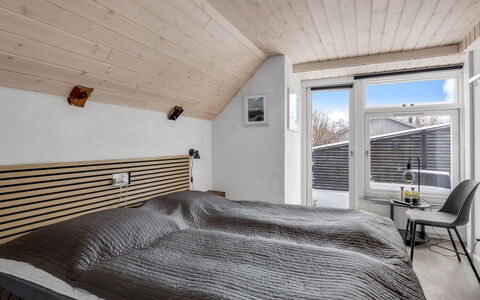 Milutin - 650M from the Sea: Holz, Interior Design, Schlafzimmer, Decke, Bett, Möbel, Bettdecke, Bettrahmen, Bedding, Linens