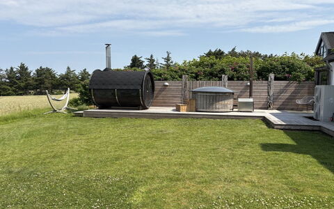 Elida - 400M from the Sea: Garten, Rasen, Hinterhof, Garten, Landscaping, Outdoor Struktur, Gartenbauten, Kunstrasen, Gartenmöbel, Deck