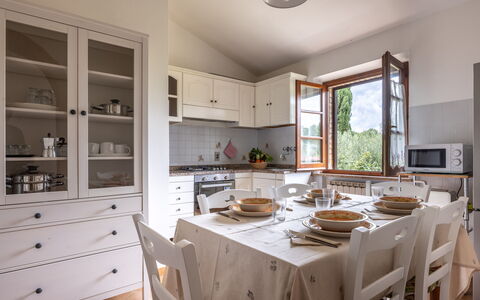 Oliveto Del Cantarello: Möbel, Interior Design, Flooring, Holz, Cabinetry, Küche, Decke, Tabelle, Küchengerät, Stuhl