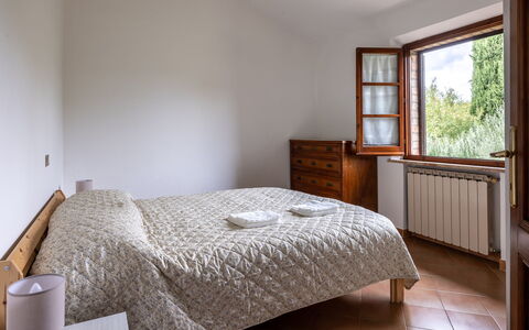 Oliveto Del Cantarello: Bett, Schlafzimmer, Bedding, Bettdecke, Interior Design, Wand, Holz, Möbel, Linens, Zimmer