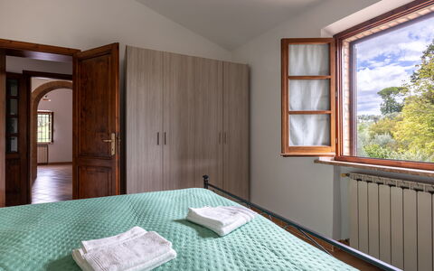 Oliveto Del Cantarello: Möbel, Schlafzimmer, Bett, Interior Design, Wand, Holz, Bettdecke, Bedding, Flooring, Fussboden