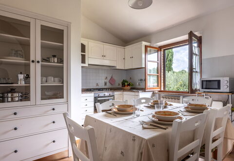 Oliveto Del Cantarello: Möbel, Interior Design, Flooring, Holz, Cabinetry, Küche, Decke, Tabelle, Küchengerät, Stuhl