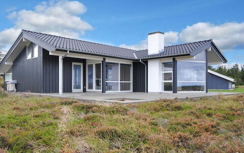 Arisa - 100M to the Fjord: Haus, Dach, Zuhause, Hütte, Strauch, Ground, Estate, Bauernhaus, Abstellgleis, Gartenbauten