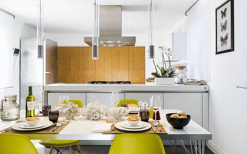 Penthouse: Möbel, Küche, Interior Design, Countertop, Flooring, Küchengerät, Gelb, Küche & Esszimmer Tisch, Light Fixture, Stuhl