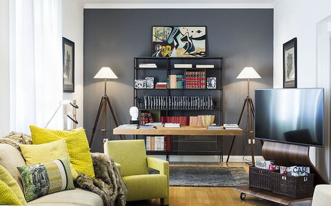 Penthouse: Möbel, Interior Design, Wand, Flooring, Zuhause, Wohnzimmer, Zimmer, Fussboden, Bücherregal, Regale