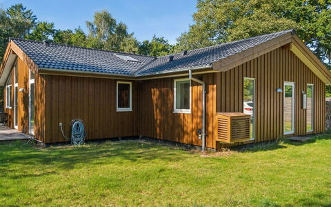 Ovine - 1.2Km to the Fjord: Holz, Möbel, Wohnung, Zimmer, Decke, Holzbeize, Stuhl, Hartholz, Lack, Holz