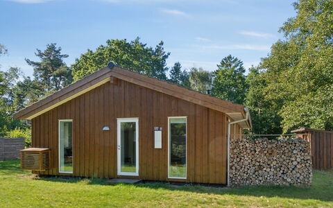 Ovine - 1.2Km to the Fjord: Holz, Möbel, Wohnung, Zimmer, Decke, Holzbeize, Stuhl, Hartholz, Lack, Holz