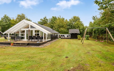 Madita - 30Km from the Sea: Dach, Haus, Zuhause, Hütte, Tür, Abstellgleis, Deck, Veranda, Planke, Hartholz