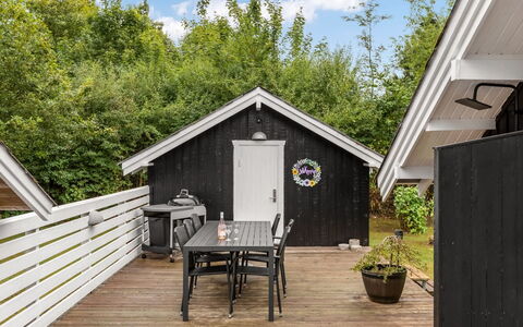 Madita - 30Km from the Sea: Dach, Haus, Zuhause, Hütte, Tür, Abstellgleis, Deck, Veranda, Planke, Hartholz