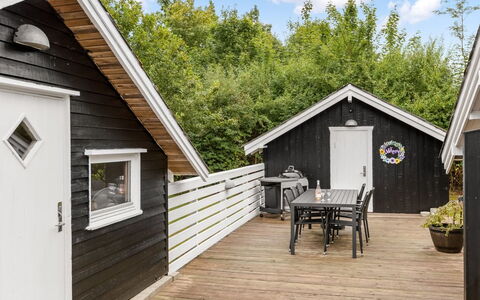 Madita - 30Km from the Sea: Dach, Haus, Zuhause, Hütte, Tür, Abstellgleis, Deck, Veranda, Planke, Hartholz