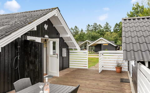Madita - 30Km from the Sea: Dach, Haus, Zuhause, Hütte, Tür, Abstellgleis, Deck, Veranda, Planke, Hartholz