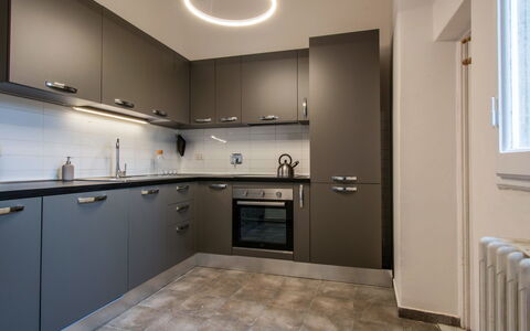 Piazza del Carmine Apartament: Küche, Countertop, Küchengerät, Cabinetry, Interior Design, Major Appliance, Decke, Light Fixture, Flooring, Herd