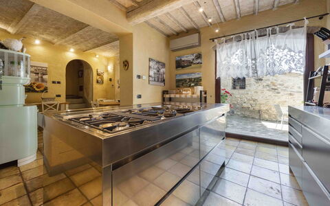Villa Belchianti: Küche, Interior Design, Flooring, Countertop, Decke, Möbel, Beleuchtung, Fussboden, Zimmer, Küchengerät
