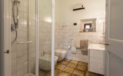 Villa Belchianti: Flooring, Fussboden, Badezimmer, Armatur, Interior Design, Toilette, Toilleten Sitz, Installation, Decke, Zimmer