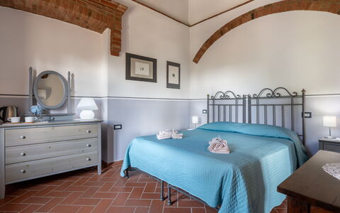 Maria Gabriella Holiday Home In Monticchiello: Möbel, Interior Design, Decke, Zimmer, Schlafzimmer, Bett, Linens, Bettrahmen, Bedding, Stuhl