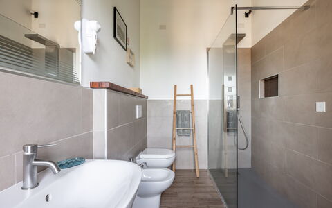 Maria Gabriella Holiday Home In Monticchiello: Flooring, Wand, Fussboden, Badezimmer, Armatur, Interior Design, Installation, Beleuchtung, Decke, Zapfhahn