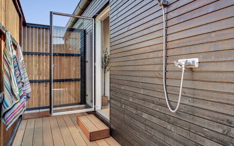 Karitte - 300M from the Sea: Holz, Zuhause, Veranda, Deck, Hartholz, Dach, Holzbeize, Holzboden, Eco Hotel